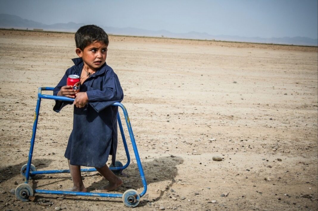 Sute de copii din Pakistan, infectați cu HIV din cauza reutilizării seringilor / Țara are una dintre cele mai ridicate rate de utilizare a injecțiilor din lume