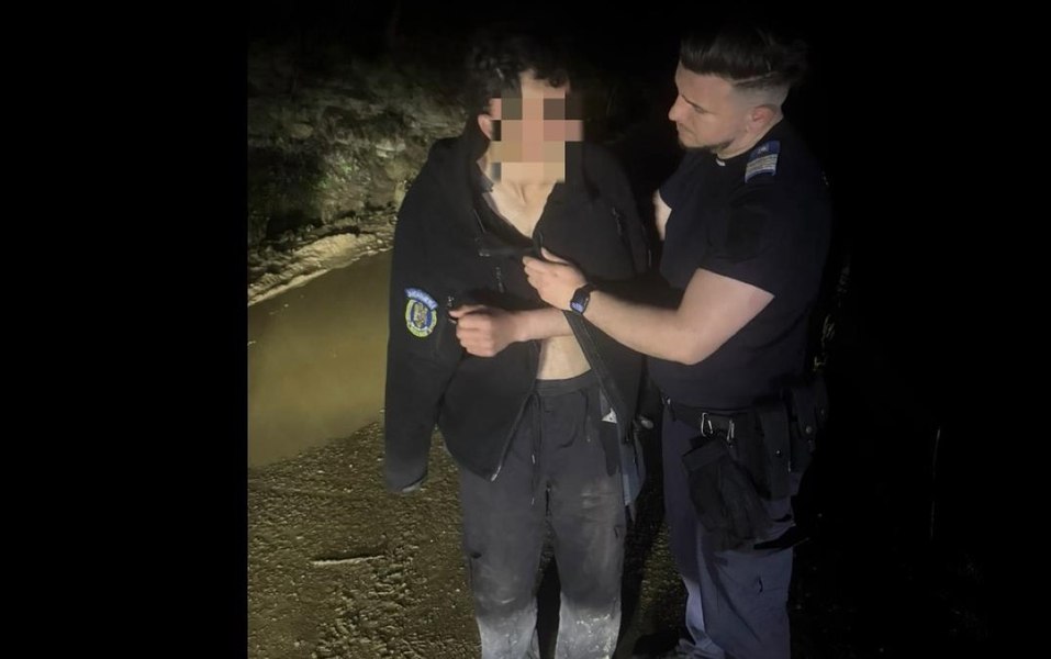 Tânăr urmărit de urs în Bistrița-Năsăud. Jandarmii l-au găsit în stare de șoc, după ce şi-a abandonat motocicleta şi a fugit prin pădure