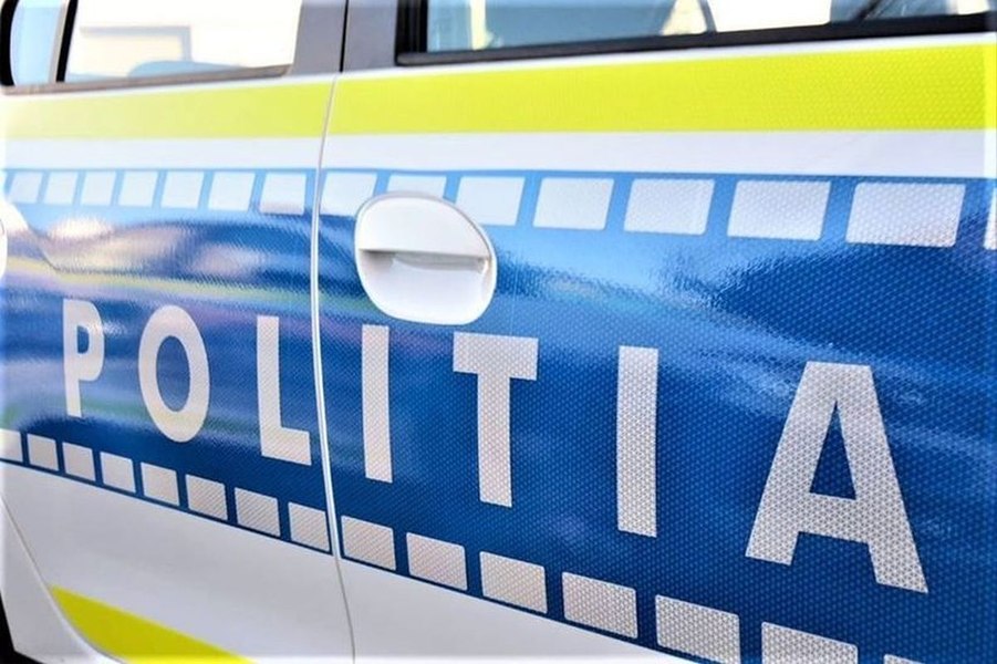 Tată reținut după ce și-a lăsat fiul de 14 ani să conducă mașina noaptea, cu polițiștii gonind după el