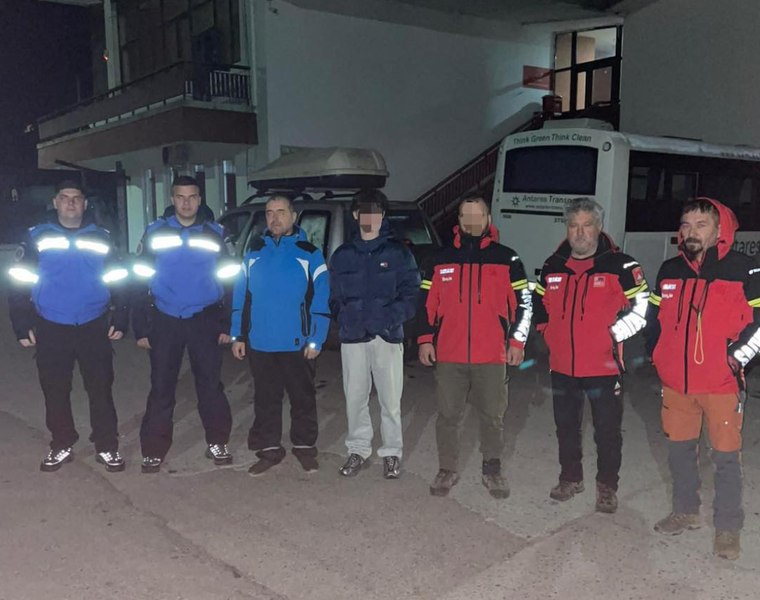 Tată și fiu, găsiți după o noapte de căutări în zona montană din Vâlcea. Mașina le-a rămas blocată în zăpadă