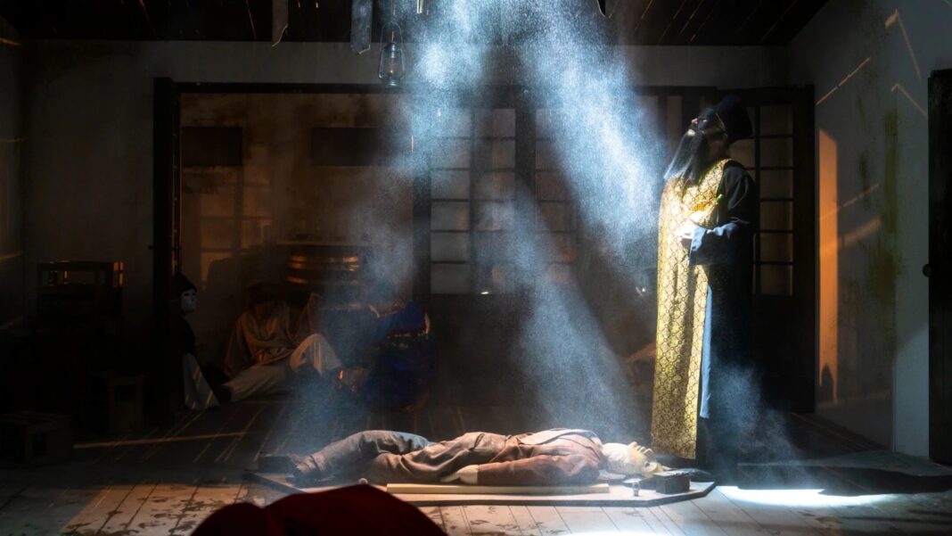 Tavan fals căzut peste un actor la Teatrul Național din Iași chiar în timpul spectacolului / A fost luat cu ambulanța / E al doilea accident în patru luni / Acuzații de consum de alcool