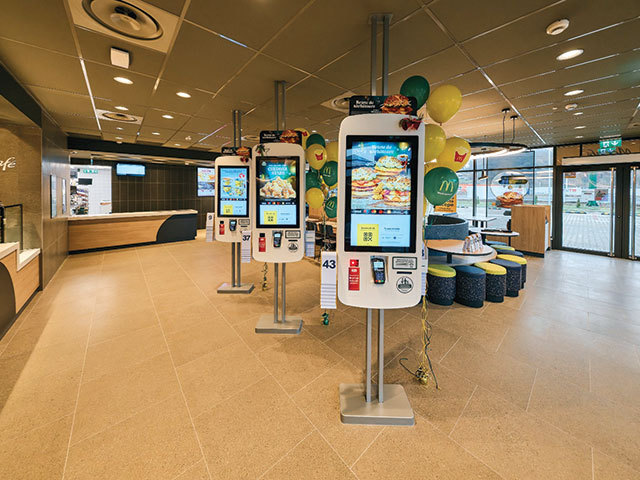 Tehnologia ia locul oamenilor şi elimină interacţiunea umană din restaurante, gări şi supermarketuri, dar cu ce efecte?