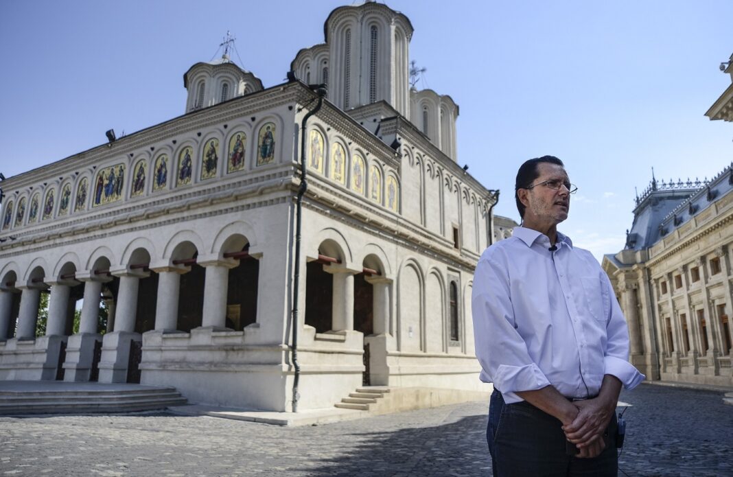 Tensiuni la vârful bisericii. Vasile Bănescu, fostul purtător de cuvânt al Patriarhiei, cere comunicatorilor Bisericii Ortodoxe să apere instituția de perfidul „conservatorism creștin” rusofil și prolegionar. Actualul purtător de cuvânt: E o mistificare a realității