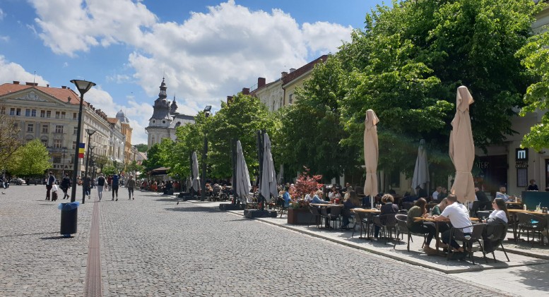 Terasele din centrul Clujului, scoase la licitație / Dispute în Consiliul Local pe tema legalității și a „concurenței neloiale” / Boc: ”Oamenii au trecut prin pandemie, este un sector lovit de crize”