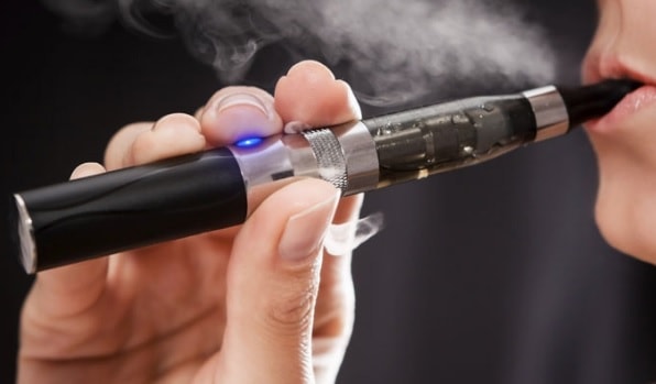 Ţigările electronice pot introduce metale nocive în plămâni, arată un nou studiu
