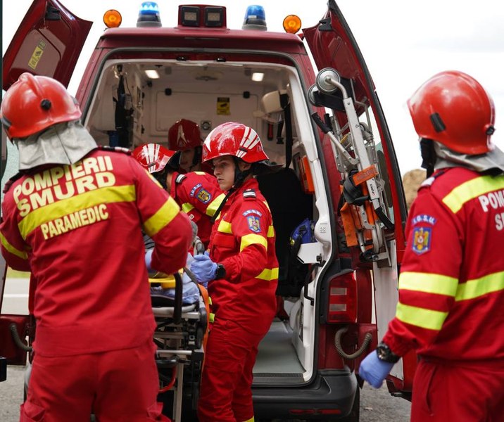 Tragedie în ziua de Paște, pe DN6. Un bărbat a murit, iar alte patru persoane au ajuns la spital după ce o mașină a intrat într-o casă