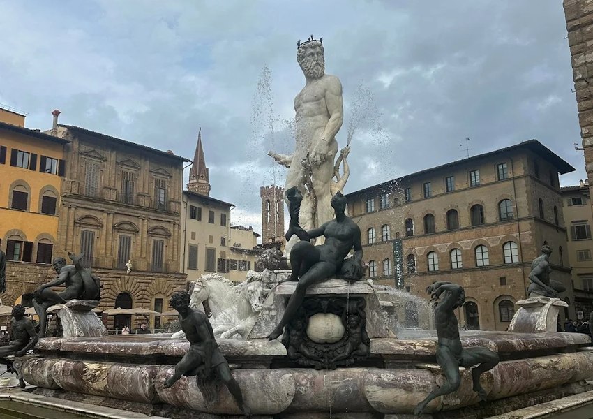 Turistă, pusă sub acuzare după ce s-a urcat pe statuia lui Neptun din Florența și a provocat pagube de mii de euro. Totul a pornit de la o farsă
