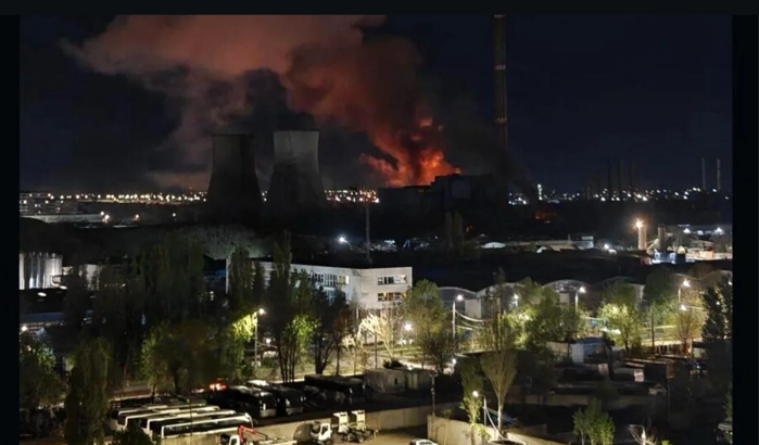 ULTIMĂ ORĂ: Explozie puternică urmată de incendiu la CET Vest din Bucureşti. Mobilizare majoră de forţe pentru a se interveni. Raed Arafat: Există 30 de tone de ulei care ard