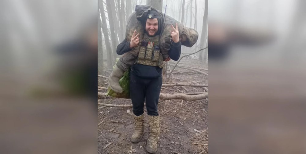 Un bielorus care lupta de partea Rusiei, salvat de militarii ucraineni și cărat 10 km în spate. Rănit de o mină în timp ce voia să se predea
