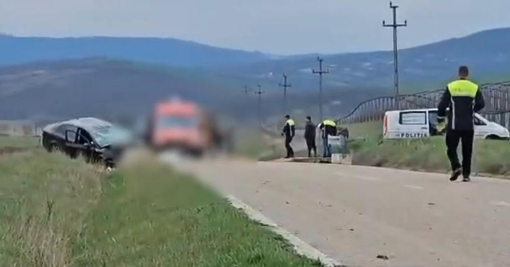 Un cunoscut lăutar din Vaslui a murit după ce a intrat cu mașina într-un cap de pod. Fiica sa este în stare gravă la spital