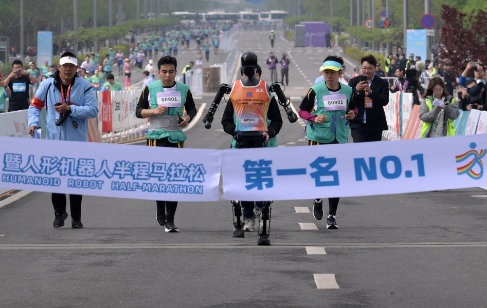 Un robot umanoid a depășit recordul mondial uman la semimaraton. Demonstrație spectaculoasă de tehnologie la Beijing