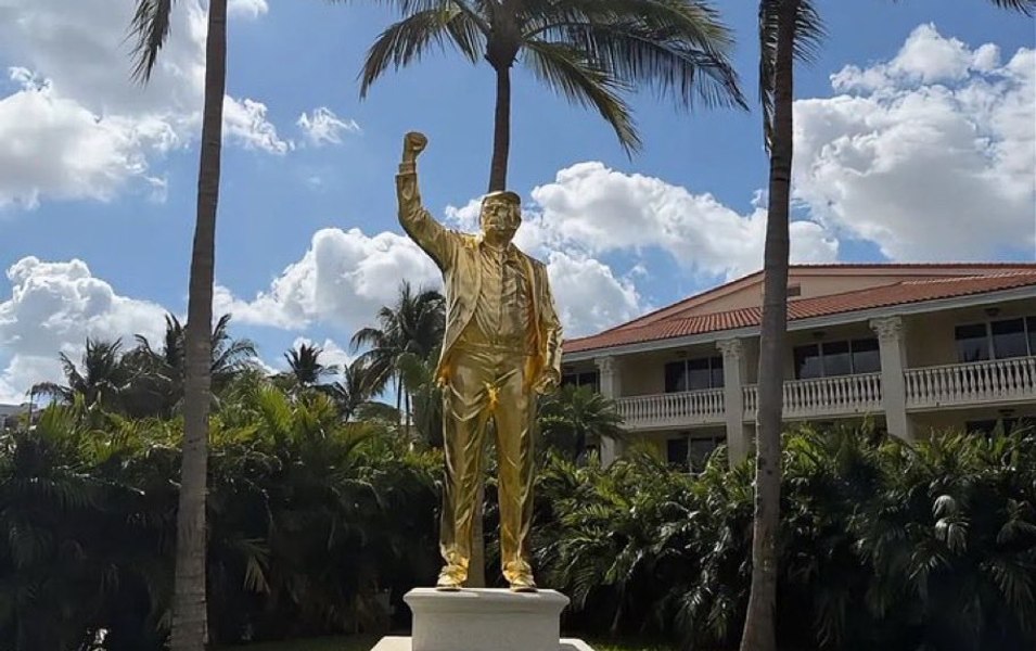 Unde se află statuia de 7 metri acoperită cu aur a lui Donald Trump și cât a costat