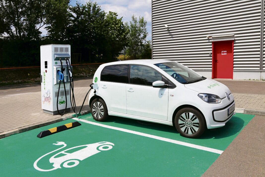 USR propune sancțiuni pentru ocuparea abuzivă a locurilor de încărcare a mașinilor electrice