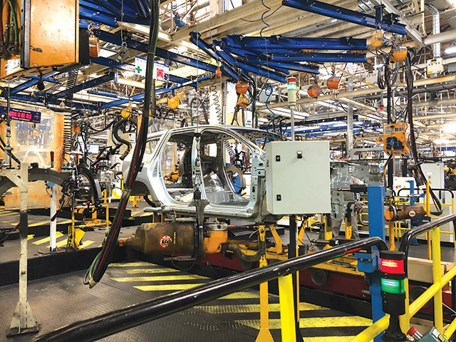 Uzina Ford de la Craiova marchează cel mai bun prim trimestru din istorie, în timp ce producţia Dacia scade cu două cifre sub efectul alegerii Turciei pentru producţia lui Striker. Producţia de automobile din România a coborât în primul trimestru din 2026 la 128.419 unităţi, în scădere cu 5,4% faţă de aceeaşi perioadă din 2025