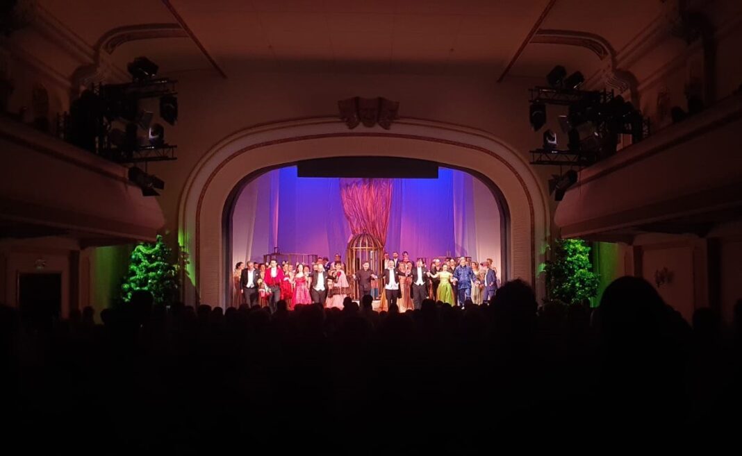 „Vânzătorul de păsări” în grevă japoneză / Artiștii de la Opera Brașov vor performa în spectacolul de sâmbătă cu banderole albe / Sunt nemulțumiți de blocarea negocierii contractului colectiv de muncă