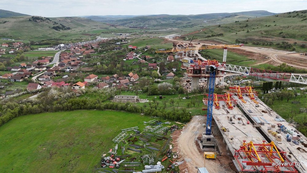 Viaductul uriaș al Autostrăzii Transilvania, construit peste cimitirul din Nădășelu. Drumul roman ascuns pe traseul A3