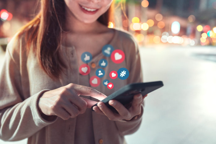 Viaţa în online: generaţia care nu se mai deconectează. Mai bine de 90% dintre tinerii români folosesc reţelele de socializare