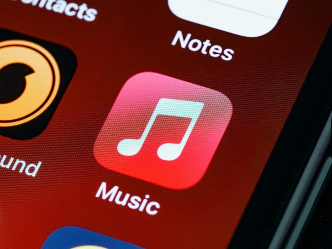 Vicepreședintele Apple Music afirmă că peste o treime din conținutul trimis pe platformă este „100% generat de AI”