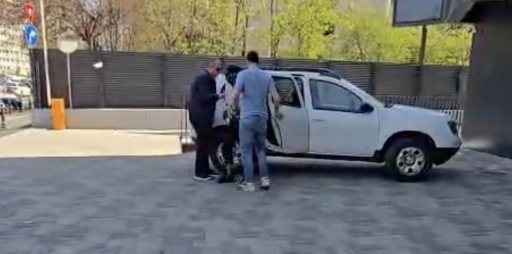 VIDEO A fost depistat bărbatul care a furat joi seară o țeavă de la Spitalul Pantelimon / A fost dus la poliție
