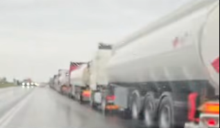 VIDEO: Coadă de autocisterne la poarta rafinăriei Petromidia din Năvodari pentru încărcarea cu combustibil / O bandă a drumului Năvodari-Corbu, blocată