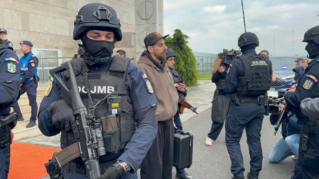 VIDEO | Coiful de la Coțofenești și cele două brățări dacice recuperate după furtul de la muzeul Drents au ajuns în România, sub escorta forțelor speciale