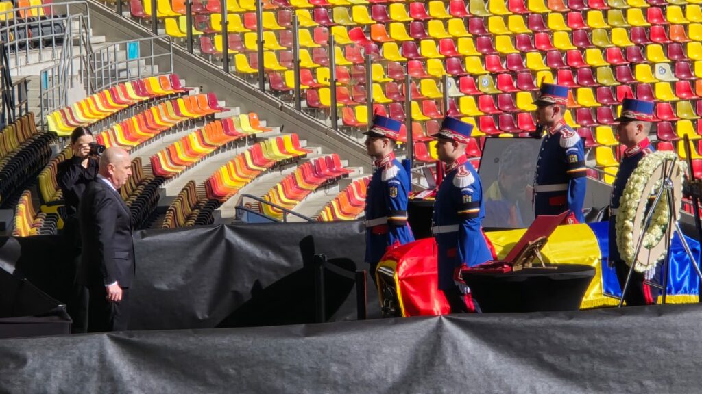 VIDEO FOTO Ultima zi în care oamenii pot să-i aducă un ultim omagiu lui Mircea Lucescu la Arena Națională – Premierul Ilie Bolojan a fost prezent joi