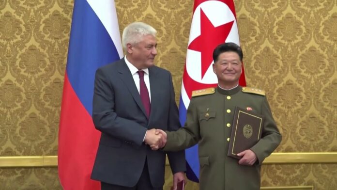 VIDEO. Ministrul Securității Publice din Coreea de Nord îl întâmpină pe ministrul de interne al Rusiei