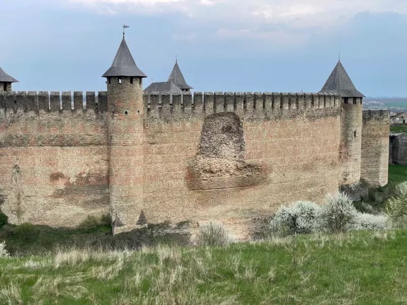 VIDEO O parte dintr-un zid se prăbușește la Cetatea Hotin din Ucraina / Cetatea făcea parte din cele zece fortărețe medievale ale Moldovei lui Ștefan cel Mare / ”Toată lumea este în viață!”