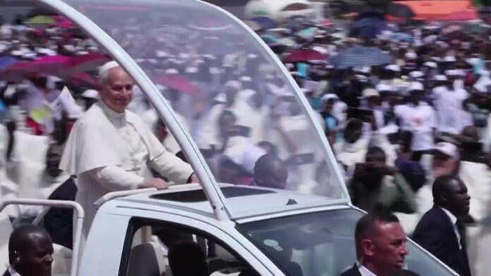 VIDEO. Papa salută mulțimea din Angola din Papamobil înaintea slujbei