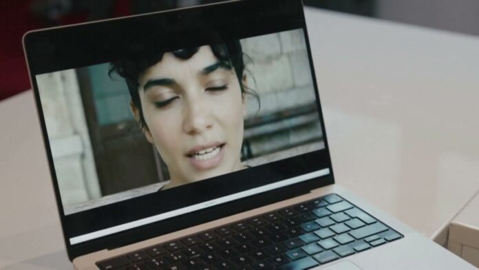 VIDEO. Senzația muzicii AI din România, Lolita, declanșează o dezbatere despre rasism