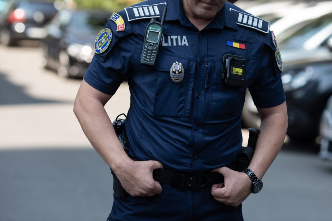 VIDEO | Un bărbat aflat în stop cardiac, căzut pe stradă, a fost salvat de polițiști prin resuscitare, până a sosit Ambulanța