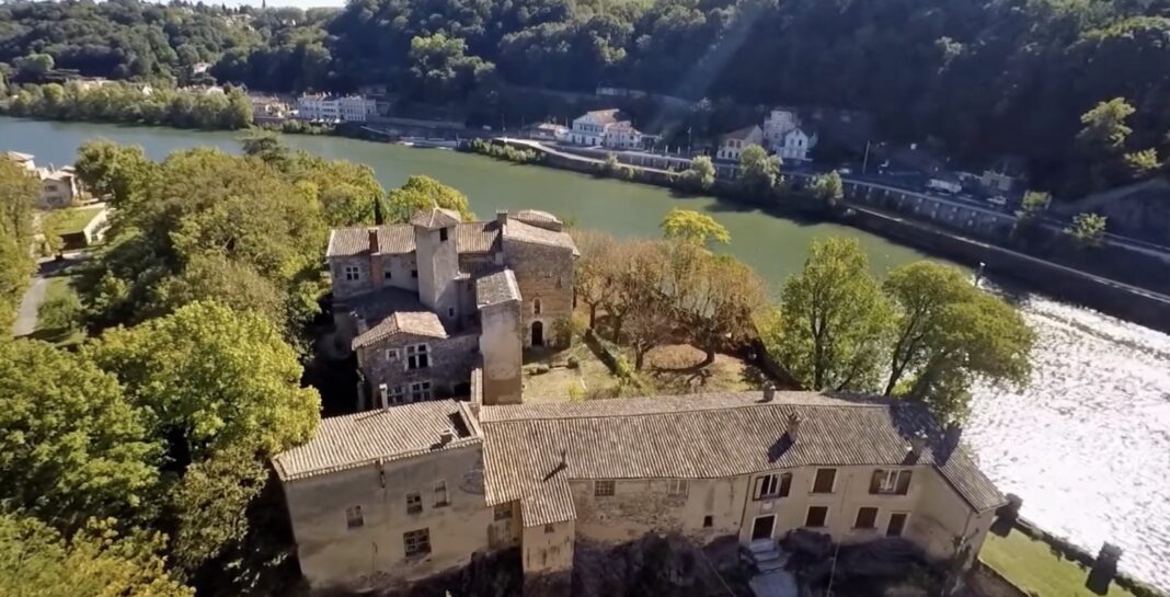 VIDEO Un castel din patrimoniul orașului Lyon a fost scos la vânzare la un preț redus / Costă 600 de mii de euro / Vine cu un teren împădurit de 3.600 m²