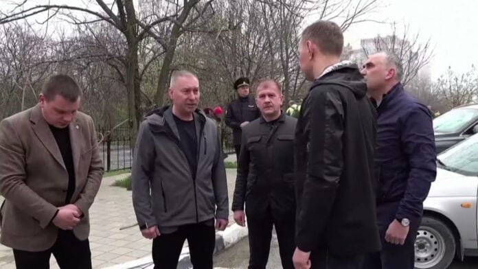 VIDEO. Un primar din Rusia inspectează o clădire avariată în urma unui atac cu dronă la Novorossiysk