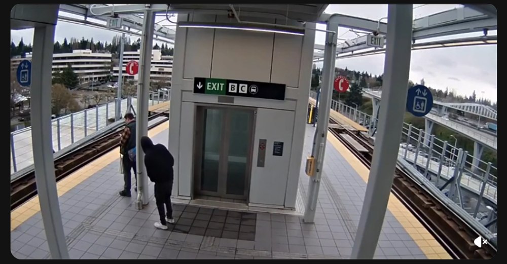 Video viral din Seattle: un bărbat încearcă să împingă un pasager în fața trenului. Reacția oamenilor