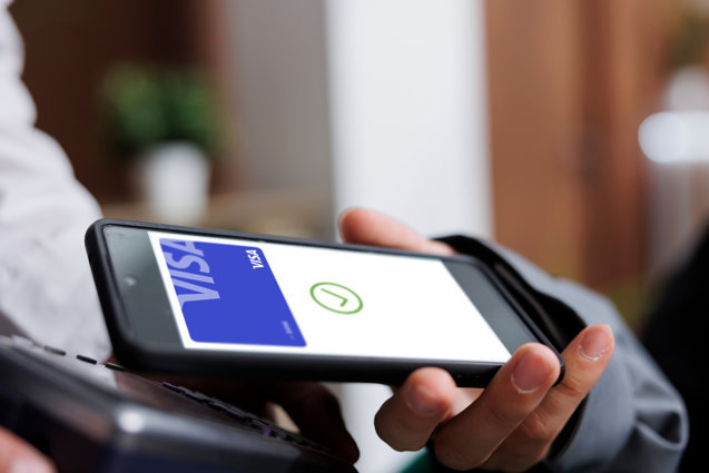 Visa a început implementarea unei soluţii digitale care susţine trecerea companiilor spre comerţul asistat de inteligenţă artificială