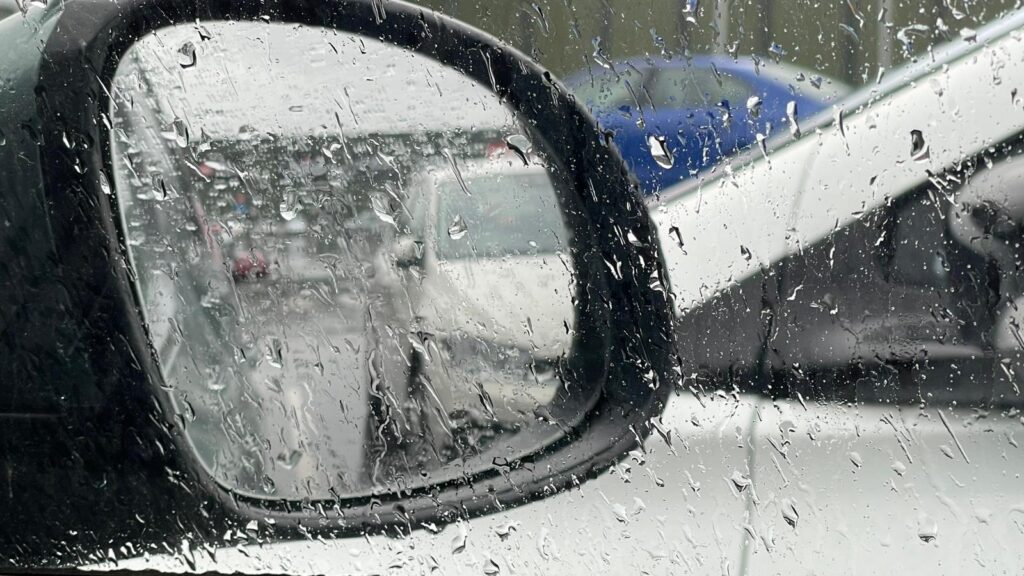 Vreme închisă, cu ploi şi descărcări electrice în Bucureşti, până sâmbătă seara / Temperaturi maxime de 16 grade – meteo