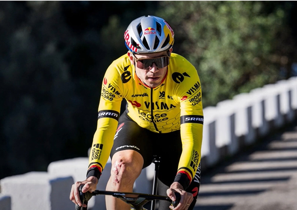 Wout Van Aert îl învinge pe Tadej Pogacar pe velodromul din Roubaix