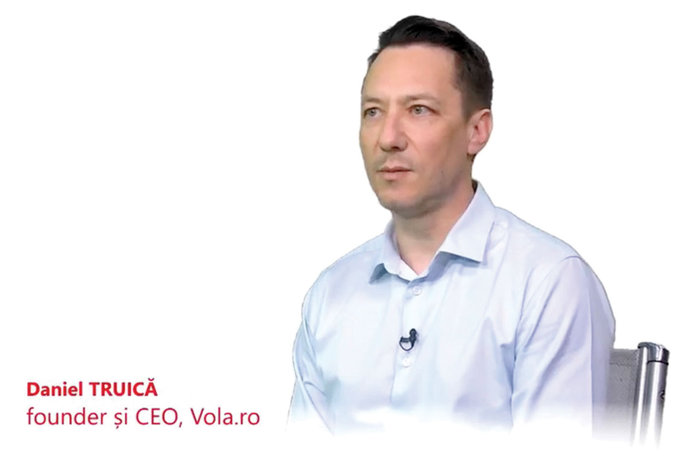 ZF Live. Daniel Truică, Vola.ro: Se anunţă o vară turbulentă în turism. Europa este marea câştigătoare a conflictului. Într-un astfel de climat, oamenii au tendinţa de a zbura aproape de casă. Credem că piaţa turoperatorilor o să fie destul de afectată şi deja încep să se vadă semne. Aceşti clienţi cred că o să migreze către alte tipuri de călătorii