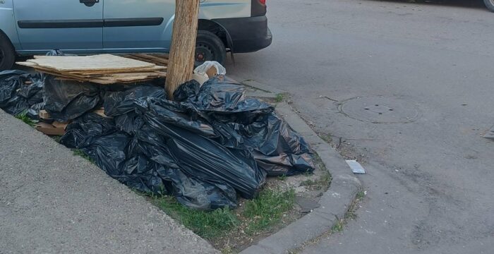 Amendă de 30 de mii de lei pentru un reșițean care s-a dus în Timișoara să-și arunce gunoiul / 25 de saci cu deșeuri rezultate de la amenajarea unui apartament
