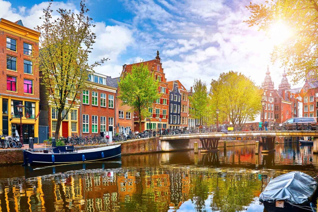 Amsterdam interzice reclamele la carne și combustibili fosili în spațiile publice