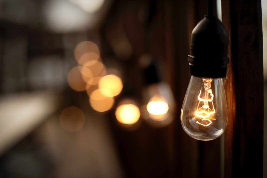 Analiză AEI: România, pe primul loc în UE la povara reală a preţului la energie electrică / ”Diferența vine din puterea scăzută de cumpărare a românilor”