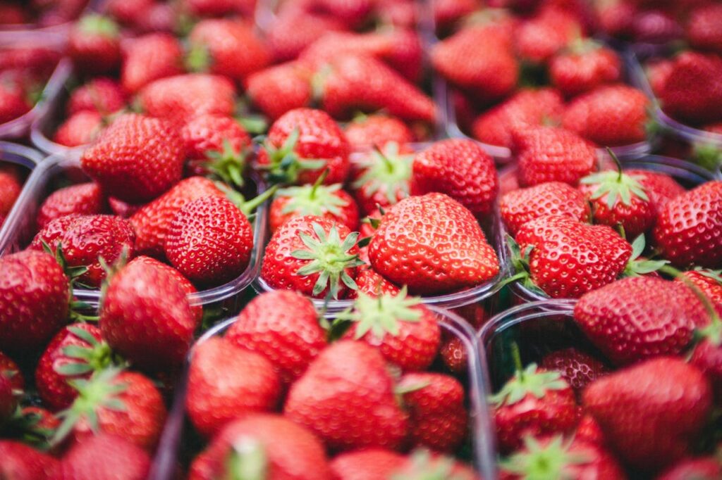 ANALIZĂ | Piața globală a căpșunilor în 2026: Fructele spaniole se vând cu 2,50–2,80 euro/kg, iar cele italiene ajung la 3,00–6,00 euro/kg / Germania, UK și Franța, dependente de importuri