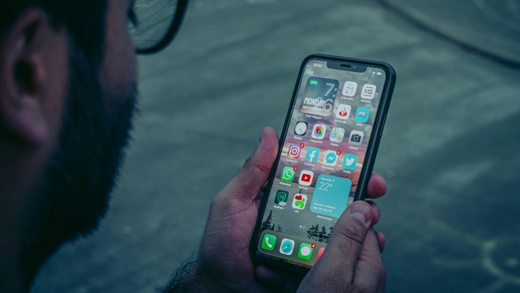 Apple lansează noi funcții de accesibilitate bazate pe Apple Intelligence: descrieri detaliate, subtitrări automate și control extins prin voce și privire