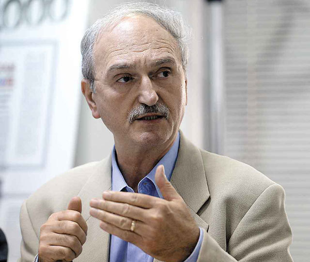 Aurelian Dochia, analist economic: BNR poate încerca să oprească mişcările de curs panicarde, bruşte şi de valoare mare, dar nu poate face foarte mult, pentru că ar însemna să cheltuie rezervele valutare într-o bătălie fără sorţi de izbândă