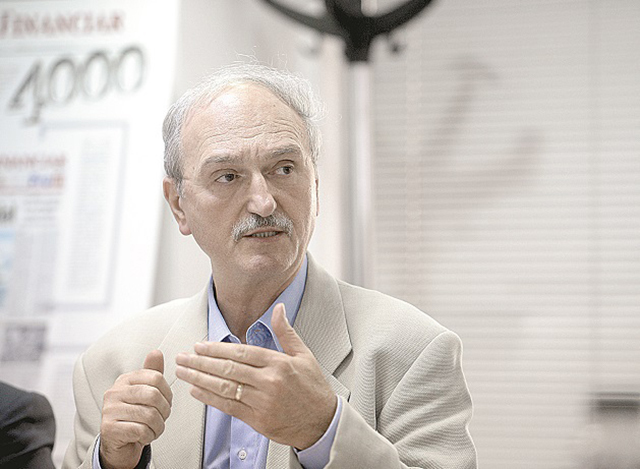 Aurelian Dochia, analist economic: Totul depinde de votul moţiunii de cenzură împotriva guvernului şi de ce se va întâmpla în viitor. BNR poate încerca să oprească mişcările de curs panicarde, bruşte şi de valoare mare, dar nu poate face foarte mult, pentru că ar însemna să cheltuie rezervele valutare într-o bătălie fără sorţi de izbândă