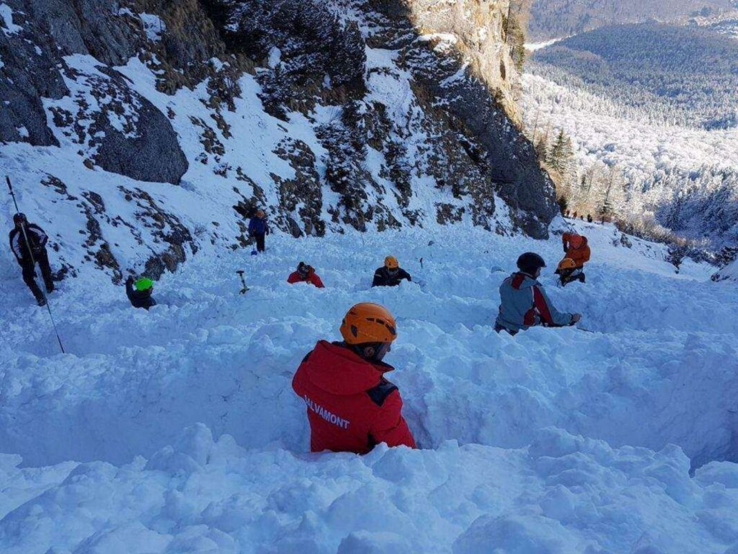 Avalanșă în Bucegi: cel puțin o persoană surprinsă sub zăpadă