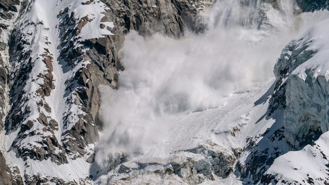 Avalanșă în Bucegi. Cel puțin o persoană, surprinsă sub zăpadă. Salvamontiștii intervin cu câini de căutare și elicopter