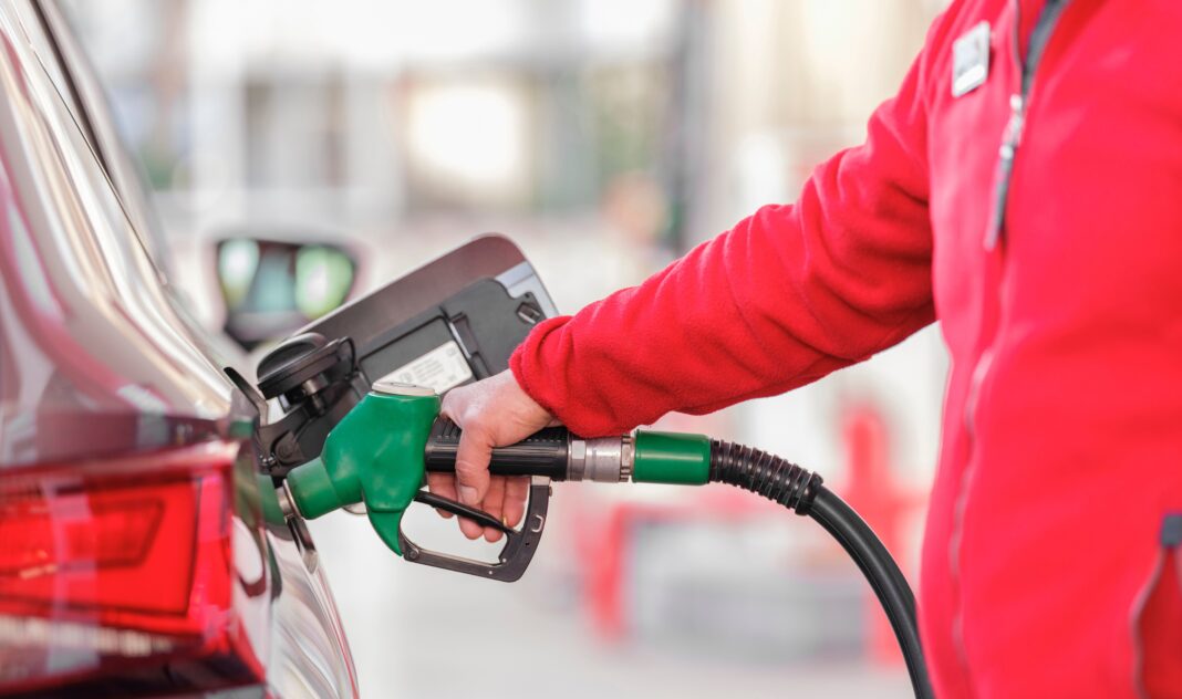 Benzină premium mai ieftină decât cea standard cu 77 de bani. Prețurile la pompă pentru sâmbătă, 2 mai
