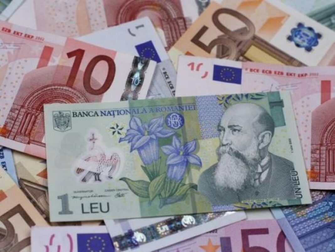 Bloomberg: Leul se depreciază pe fondul crizei politice. Banca centrală, în fața unor decizii dificile
