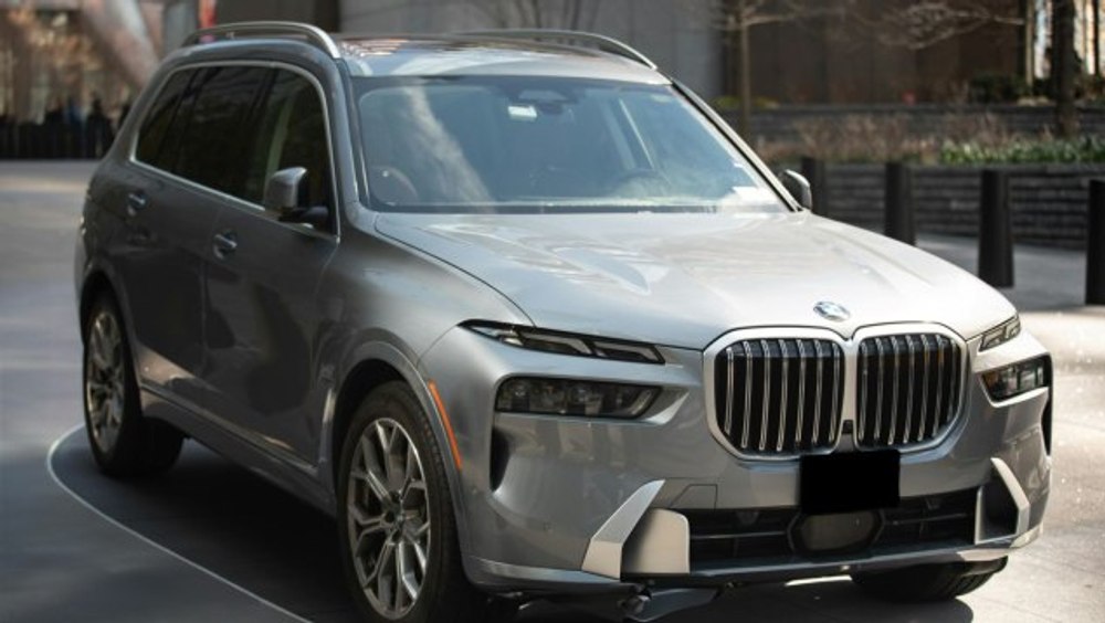 BMW X7 închiriat, scos la vânzare. Schema prin care doi tineri din Vaslui au încercat să câștige bani în R. Moldova
